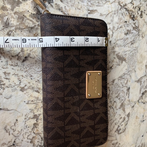 Michael Kors Large Jet Set Travel Logo Wallet EUC - Picture 10 of 13